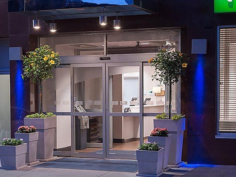 Holiday Inn Express - Times Square By Ihg New York City Exterior photo