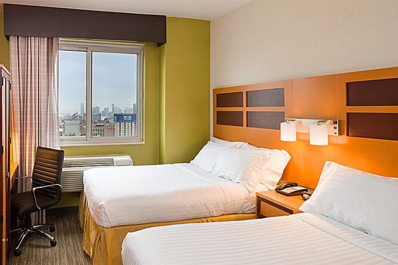 Holiday Inn Express - Times Square By Ihg New York City Exterior photo