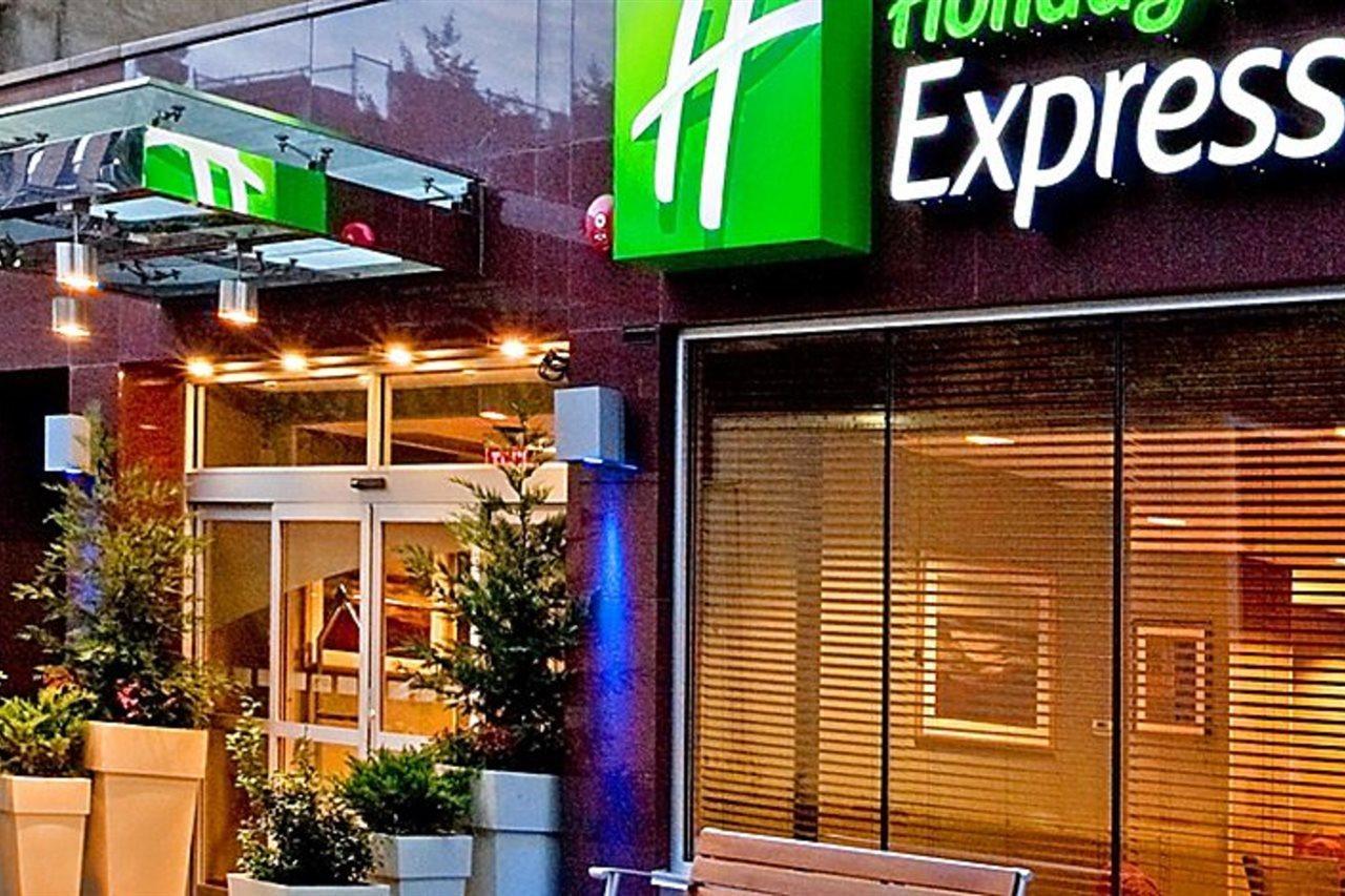 Holiday Inn Express - Times Square By Ihg New York City Exterior photo