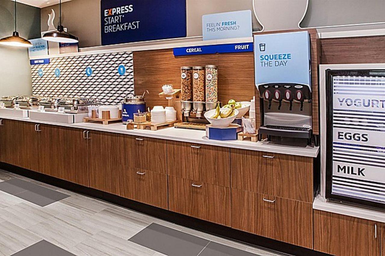 Holiday Inn Express - Times Square By Ihg New York City Exterior photo