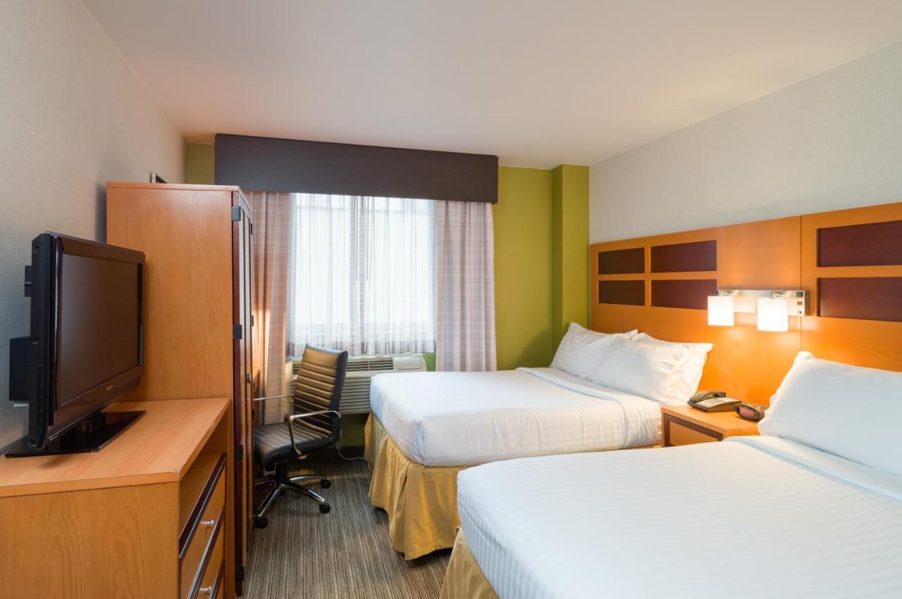 Holiday Inn Express - Times Square By Ihg New York City Exterior photo