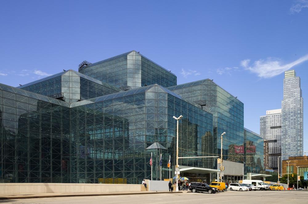 Holiday Inn Express - Times Square By Ihg New York City Exterior photo