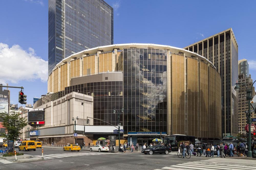 Holiday Inn Express - Times Square By Ihg New York City Exterior photo