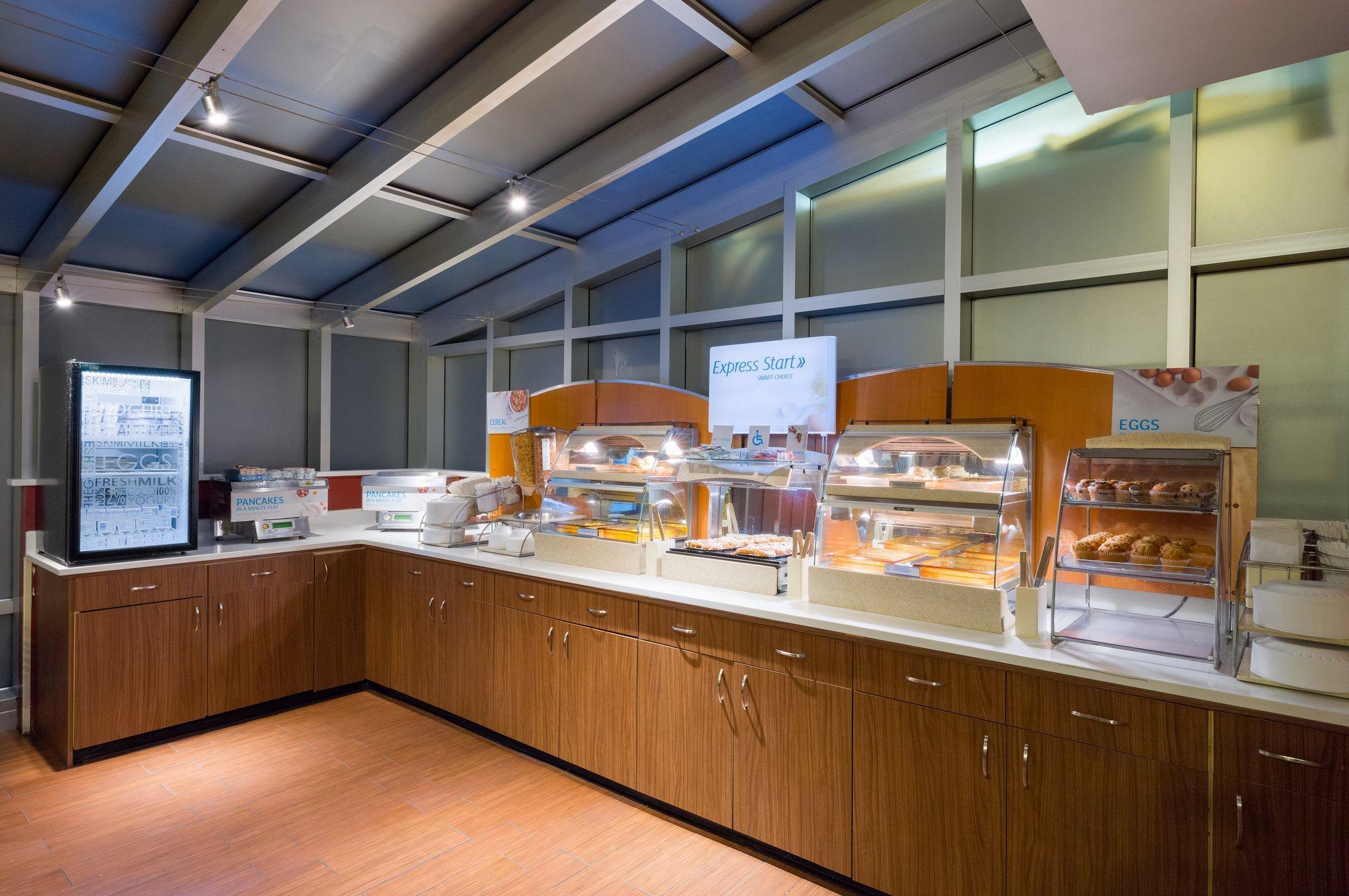 Holiday Inn Express - Times Square By Ihg New York City Exterior photo