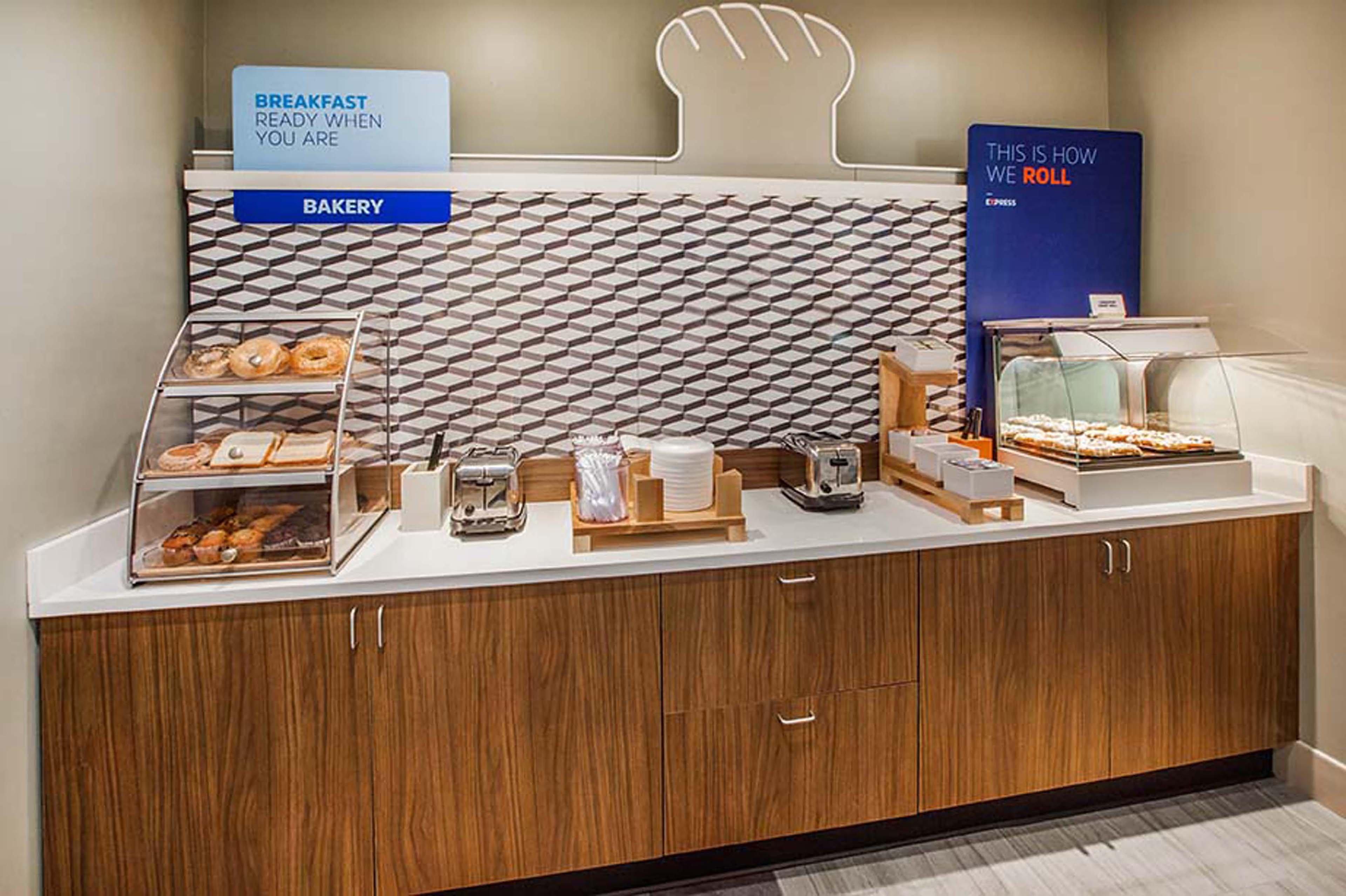 Holiday Inn Express - Times Square By Ihg New York City Exterior photo