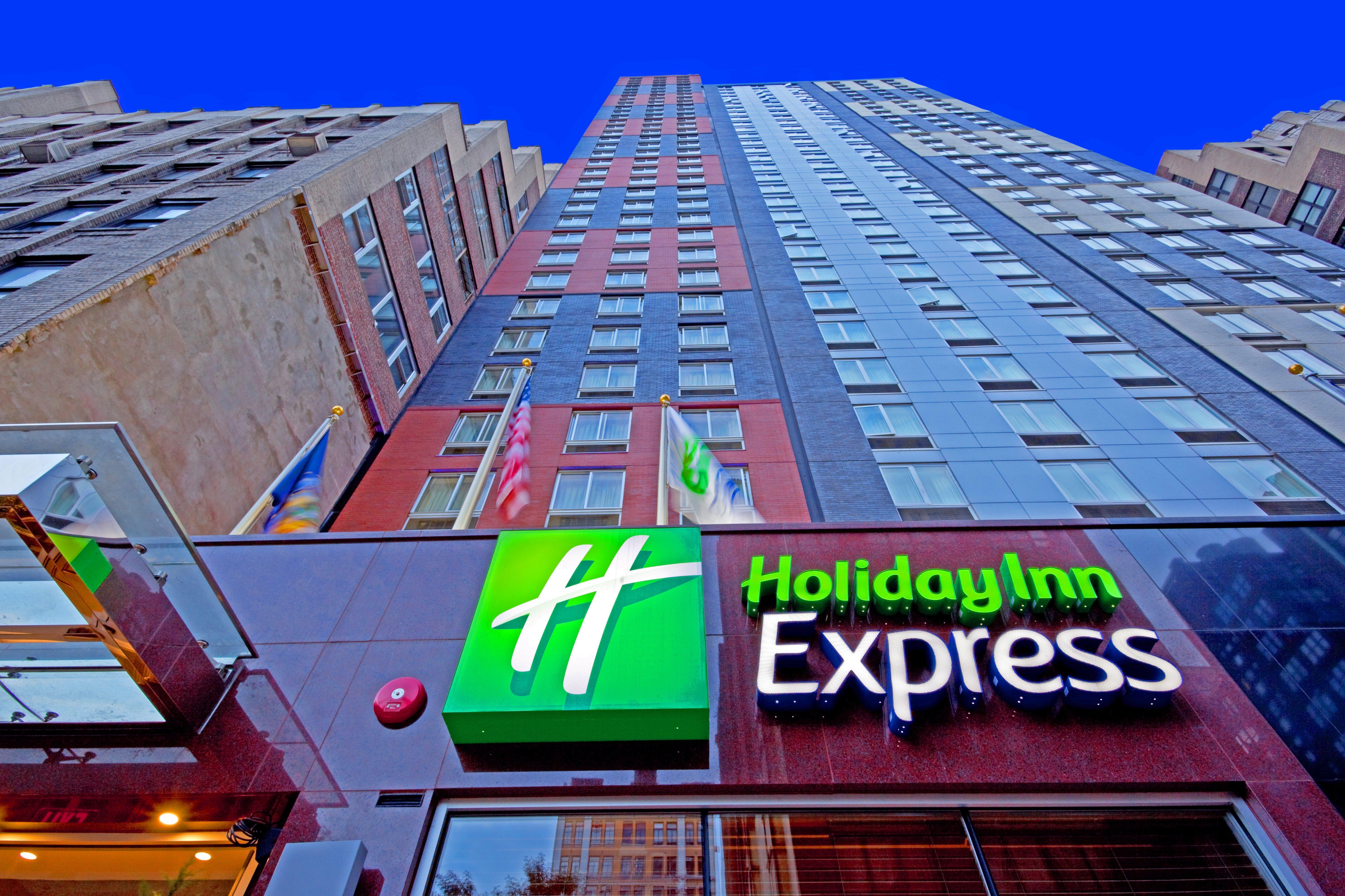 Holiday Inn Express - Times Square By Ihg New York City Exterior photo