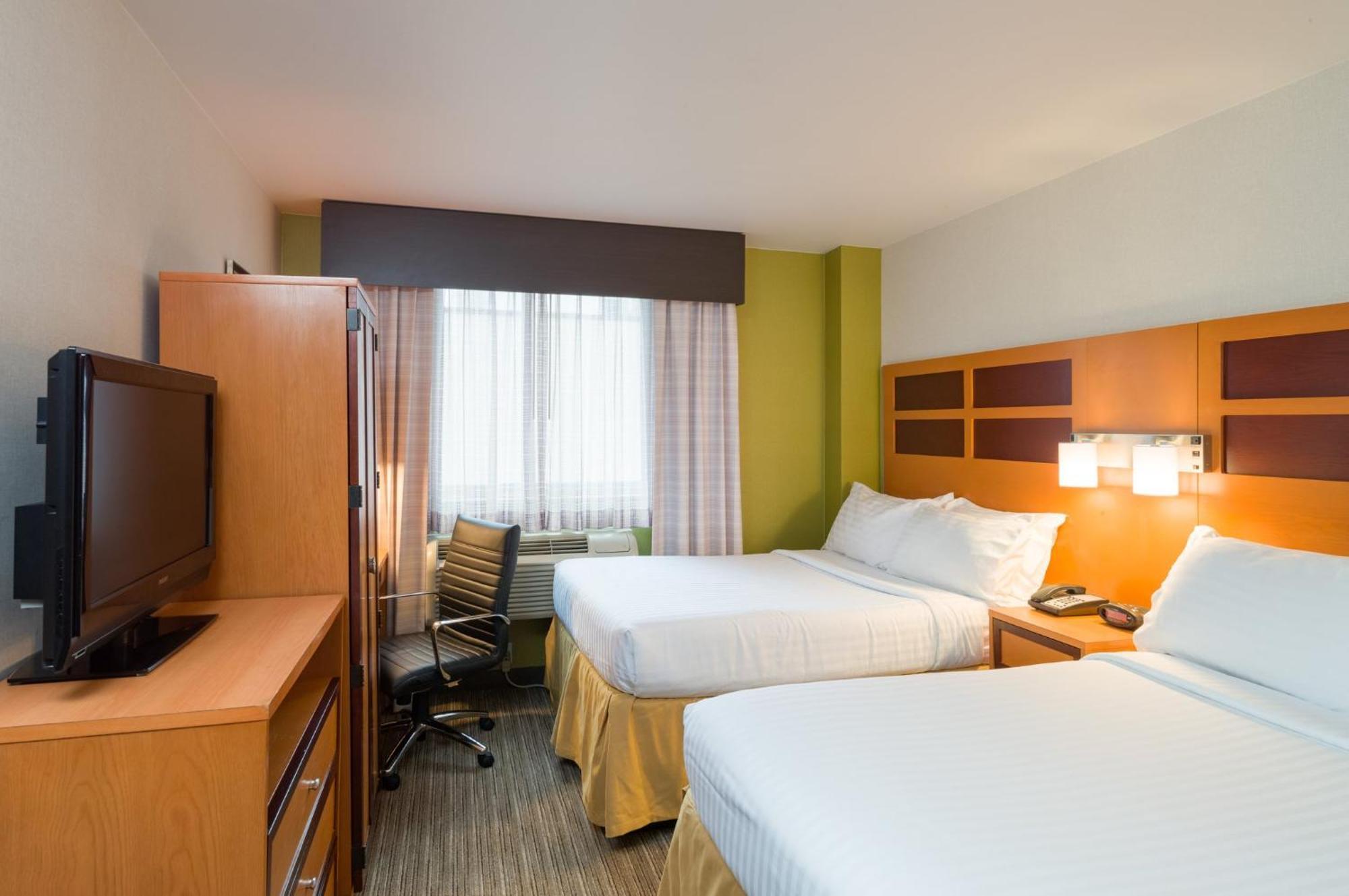 Holiday Inn Express - Times Square By Ihg New York City Exterior photo