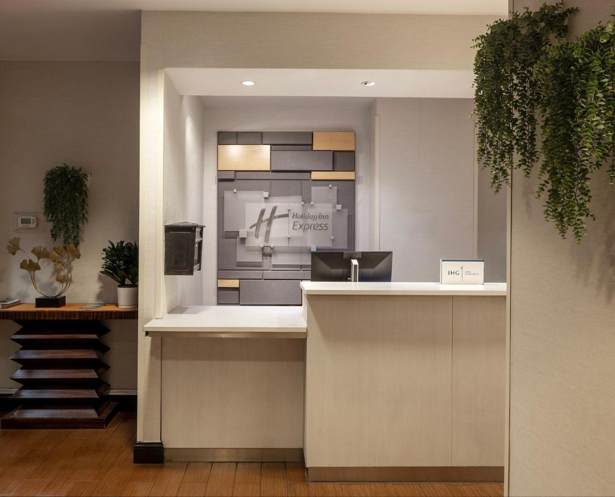 Holiday Inn Express - Times Square By Ihg New York City Exterior photo