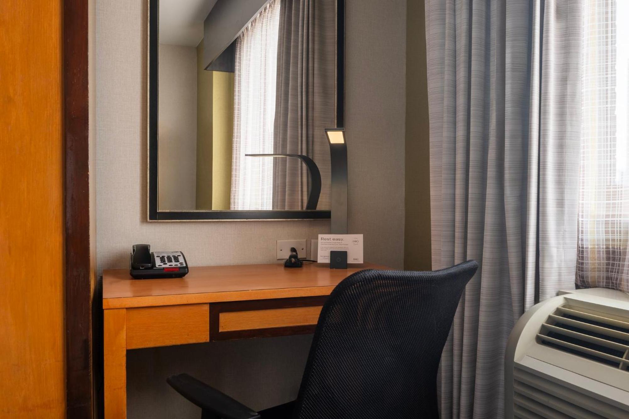 Holiday Inn Express - Times Square By Ihg New York City Exterior photo