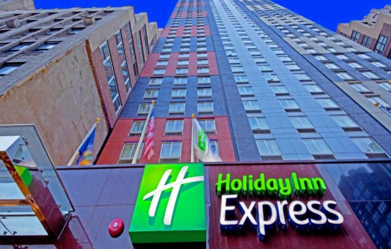 Holiday Inn Express - Times Square By Ihg New York City Exterior photo